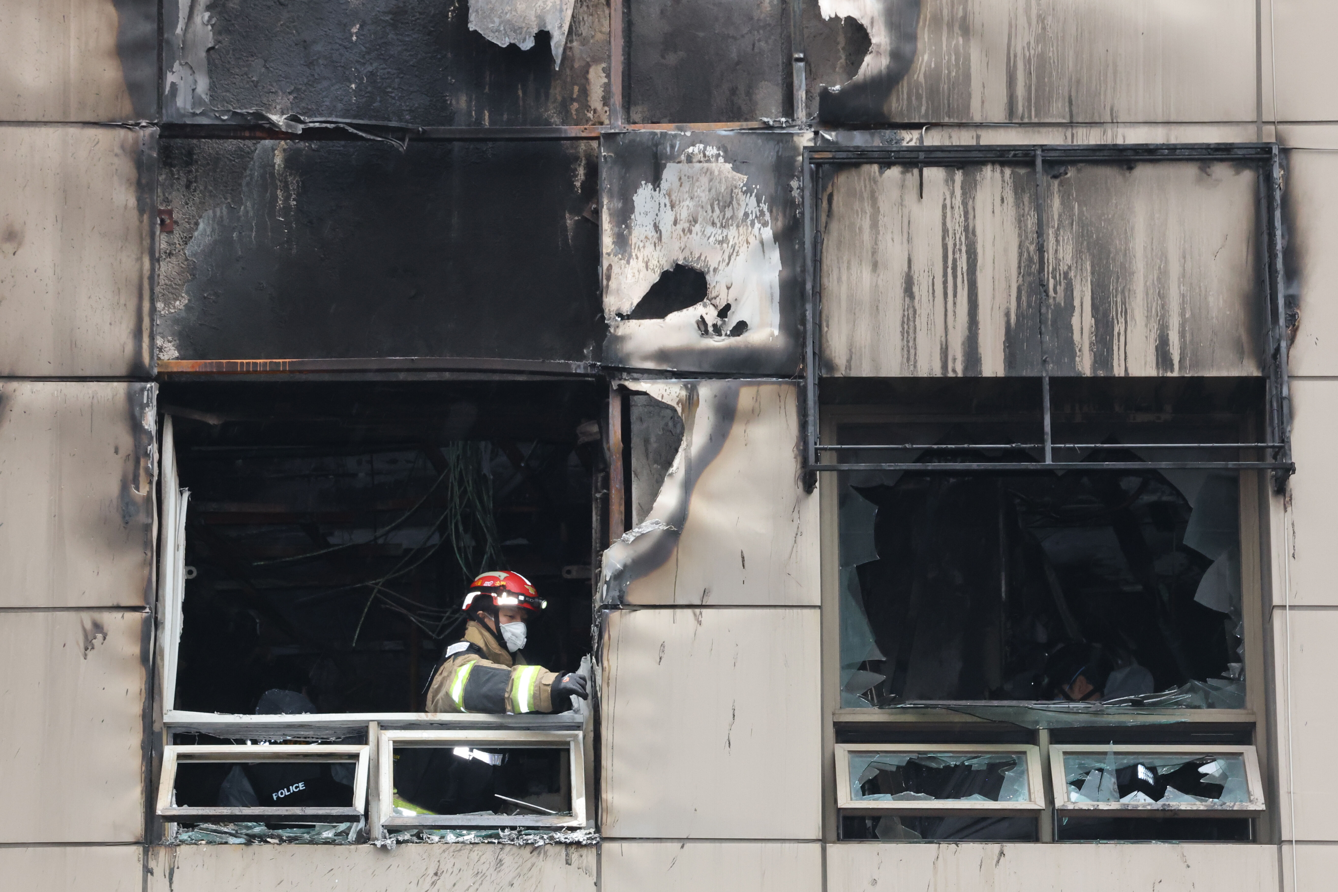 ▲▼南韓首爾市中區小公洞一處膠囊旅館14日晚間發生大火。（圖／達志影像／newscom）