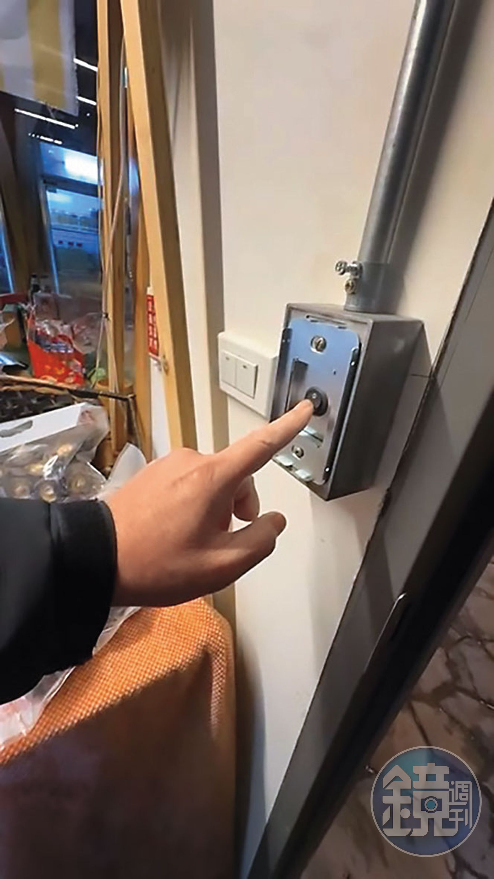 根據店主所拍攝的影片顯示，設在店家內的消防手動排煙開關完全無法運作。（讀者提供）