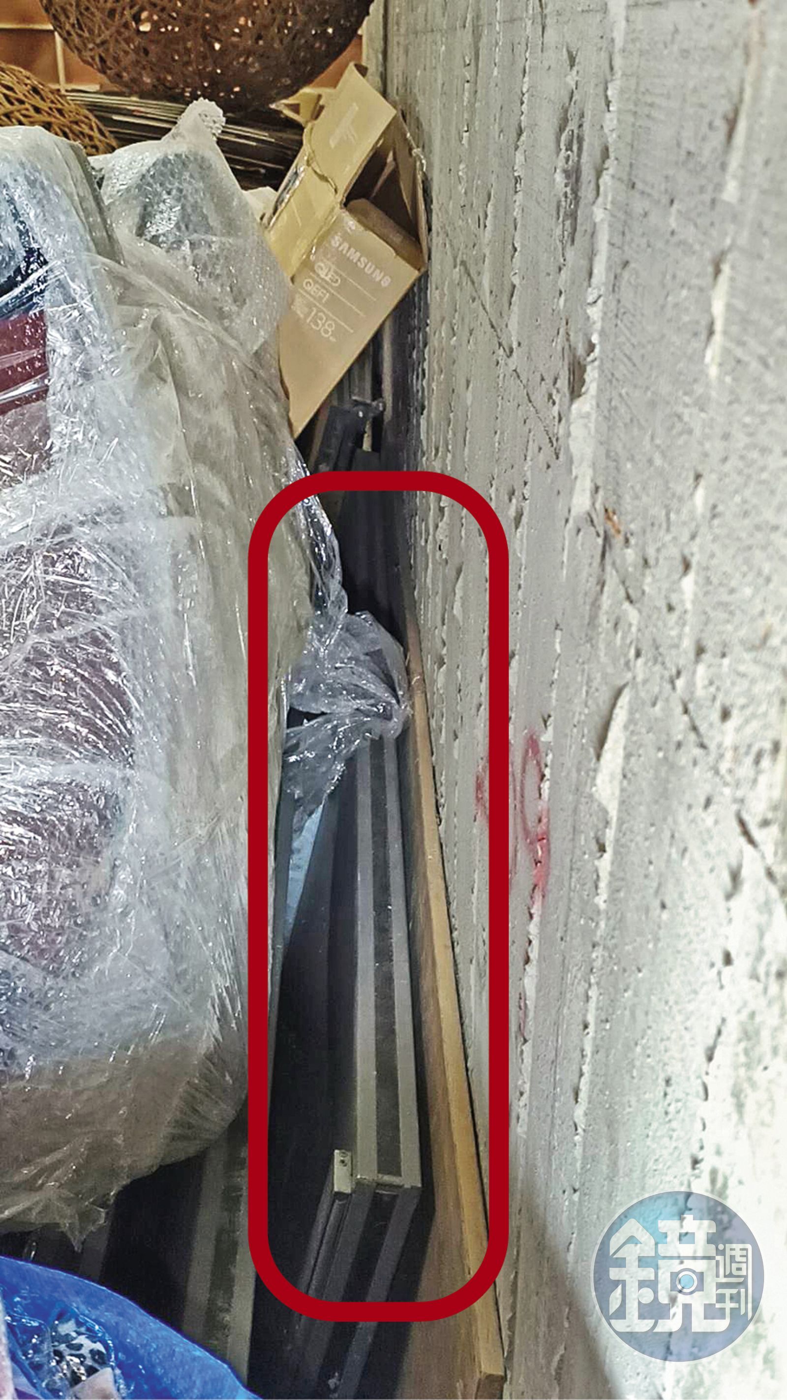 桃原文創公司為增加租金收益，還擅自拆卸防火門（紅框處）、擴充出租空間。（讀者提供）