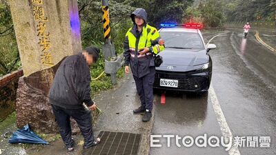 風雨中最暖身影！78歲翁雙腳抽筋困山路　瑞芳警陪走助搭車返家