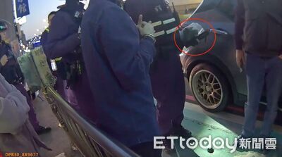 淡水行車糾紛女駕駛「亮槍」！恐嚇後快閃　警攔車副駕老母嚇傻