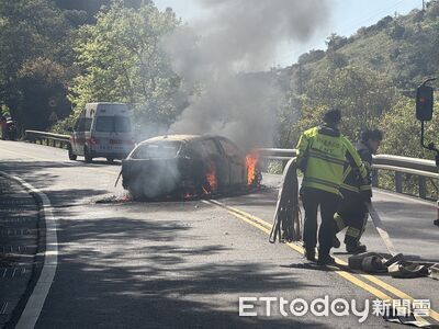 北宜公路轎車撞山壁起火狂燒　駕駛輕傷逃生車流一度回堵