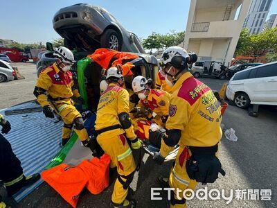 模擬車輛翻覆與夾困情境　高雄特搜精實訓練提升應變與救援力
