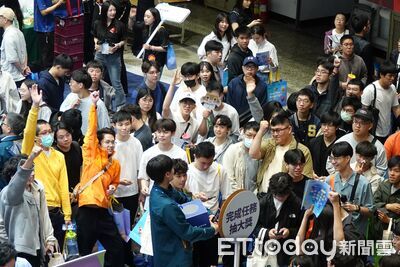 南區就博會萬人湧入！254企業釋1.2萬職缺　AI、跨域人才成徵才關鍵