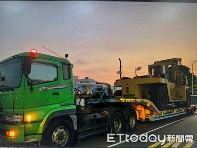 快訊／台南聯結車「託運堆高機」車禍　電桿被撞彎成90度