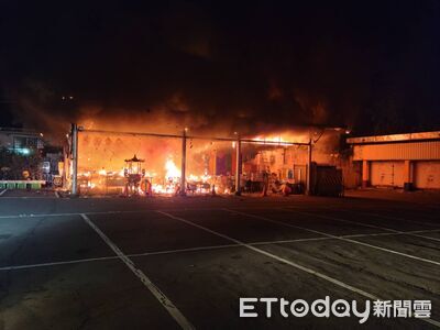 快訊／基隆果菜市場內廟深夜大火！火勢全面燃燒　15車23人急搶救