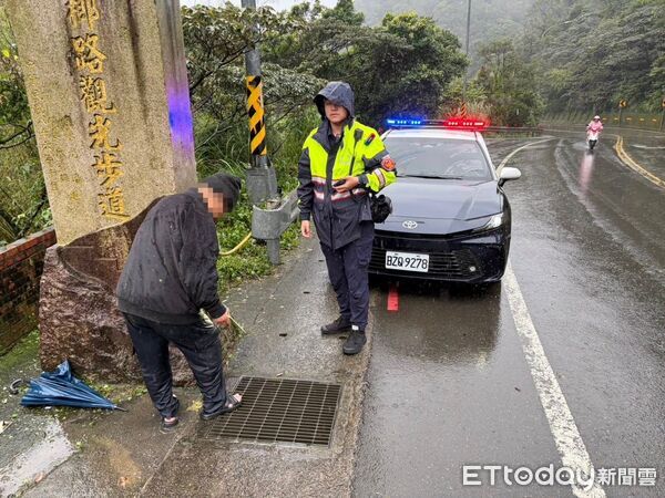 ▲78歲翁雙腳抽筋困山路 瑞芳警陪走下山助返家。（圖／記者郭世賢翻攝）
