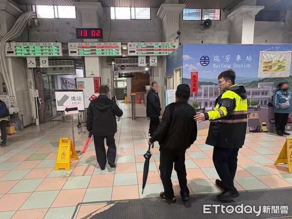 ▲78歲翁雙腳抽筋困山路 瑞芳警陪走下山助返家。（圖／記者郭世賢翻攝）