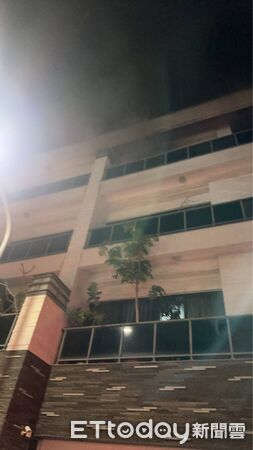 ▲台南市安南區仁安一街透天住宅神明廳起火，消防人員迅速到場搶救。（記者林東良翻攝，下同）