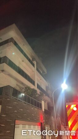 ▲台南市安南區仁安一街透天住宅神明廳起火，消防人員迅速到場搶救。（記者林東良翻攝，下同）