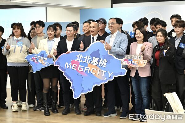 ▲▼ 朱立倫與韓國瑜出席「模擬Mega City 模擬方城市」營隊。（圖／記者李毓康攝）