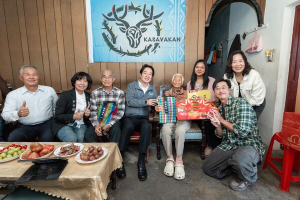 ▲▼一位網友在社群平台Tag總統，希望能為自己將百歲的阿嬤送上祝福，賴清德真的看到了，他親自登門拜訪。（圖／賴清德臉書）