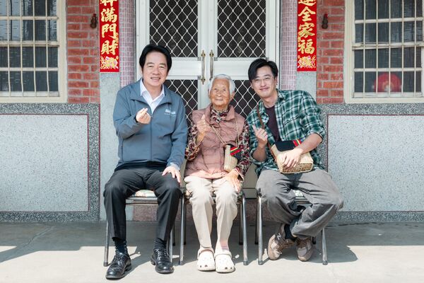 ▲▼一位網友在社群平台Tag總統，希望能為自己將百歲的阿嬤送上祝福，賴清德真的看到了，他親自登門拜訪。（圖／賴清德臉書）