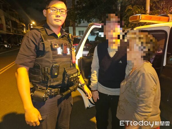 ▲▼員警比對資料後聯絡到老翁妻子並將他們安全送回家。（圖／新城警分局提供，下同）