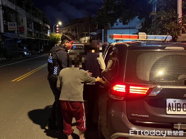 ▲▼員警比對資料後聯絡到老翁妻子並將他們安全送回家。（圖／新城警分局提供，下同）