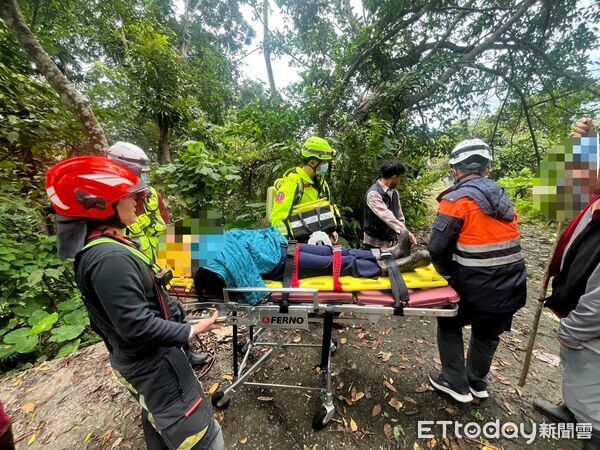 ▲▼警消在山坡下找到婦人並用擔架將婦人抬下山送醫。（圖／新城警分局提供，下同）