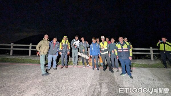 ▲劍龍稜驚傳山難！波蘭客骨折無法行走 警消11人馳援送醫。（圖／記者郭世賢翻攝）