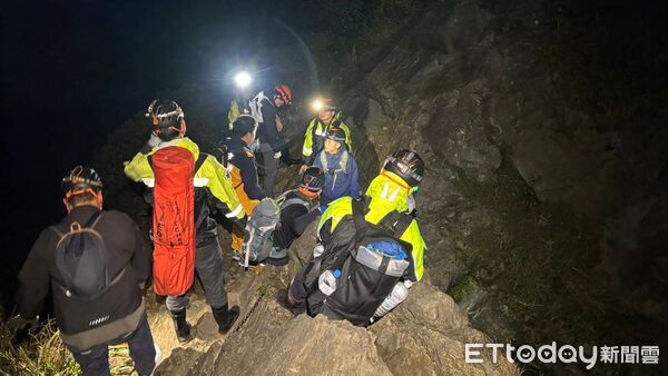 ▲劍龍稜驚傳山難！波蘭客骨折無法行走 警消11人馳援送醫。（圖／記者郭世賢翻攝）