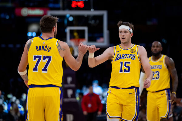 ▲洛杉磯湖人唐西奇（Luka Doncic）、詹姆斯（LeBron James）、里夫斯（Austin Reaves）。（圖／達志影像／美聯社）