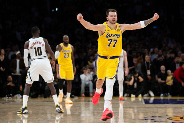 ▲洛杉磯湖人唐西奇（Luka Doncic）、詹姆斯（LeBron James）、里夫斯（Austin Reaves）。（圖／達志影像／美聯社）