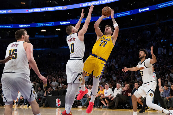 ▲洛杉磯湖人唐西奇（Luka Doncic）、詹姆斯（LeBron James）、里夫斯（Austin Reaves）。（圖／達志影像／美聯社）