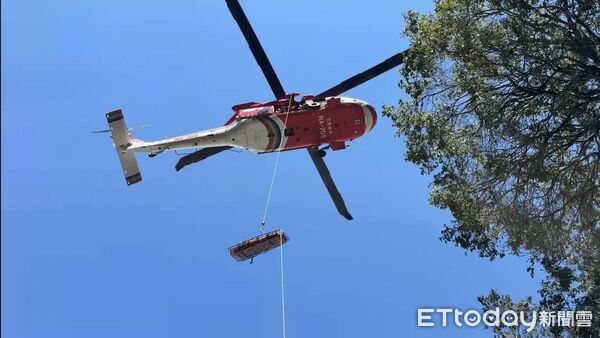 ▲西巒大山失聯魏姓山友遺體今午由空勤直升機吊掛下山。（圖／記者高堂堯翻攝，下同）