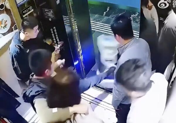 ▲▼機器人送餐被踹飛　負傷繼續完成任務。（圖／翻攝微博）