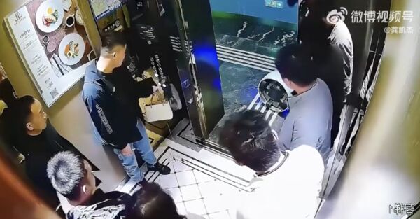 ▲▼機器人送餐被踹飛　負傷繼續完成任務。（圖／翻攝微博）