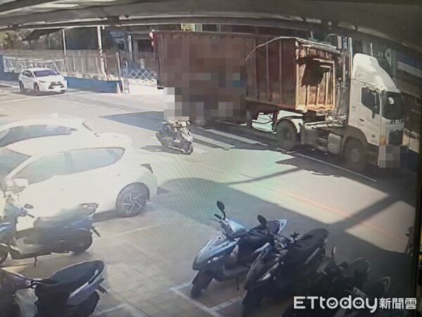 ▲▼高雄大貨車漏油害騎士打滑慘摔！警調監視器抓兇手&hellip;最高開罰1.8萬    。（圖／記者賴文萱翻攝）