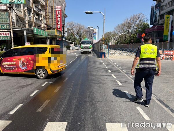 ▲▼高雄大貨車漏油害騎士打滑慘摔！警調監視器抓兇手&hellip;最高開罰1.8萬    。（圖／記者賴文萱翻攝）