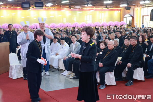 ▲前副總統呂秀蓮送別混元禪師。（圖／南投縣政府提供，下同）