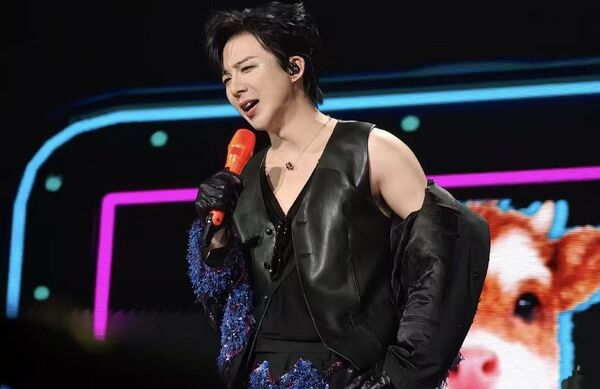 ▲▼   劉宇寧首次脫外套、秀肌肉          。（圖／翻攝 微博）