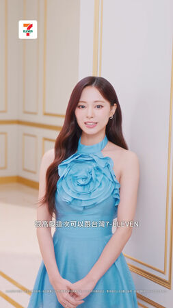 ▲▼子瑜提早回台！身邊「只見1位工作人員」　粉絲驚呼：回來參加活動？。（圖／翻攝自7-11、子瑜IG）