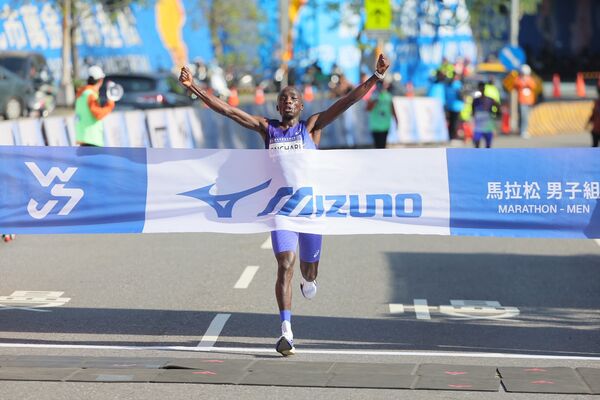 ▲2026新北市萬金石馬拉松馬拉松男子組冠軍昂查里（Enock Onchari）。（圖／新北市政府體育局提供）