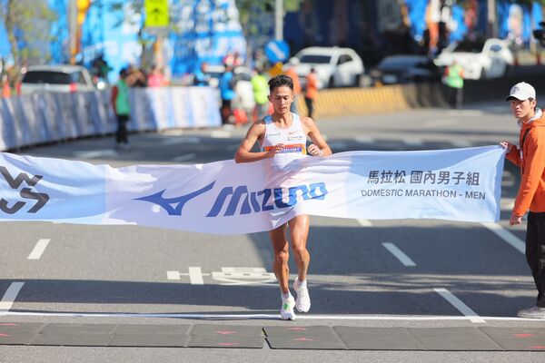 ▲周庭印以2小時28分43秒在2026新北市萬金石馬拉松國內男子組締造3連霸。（圖／記者新北市政府體育局攝）