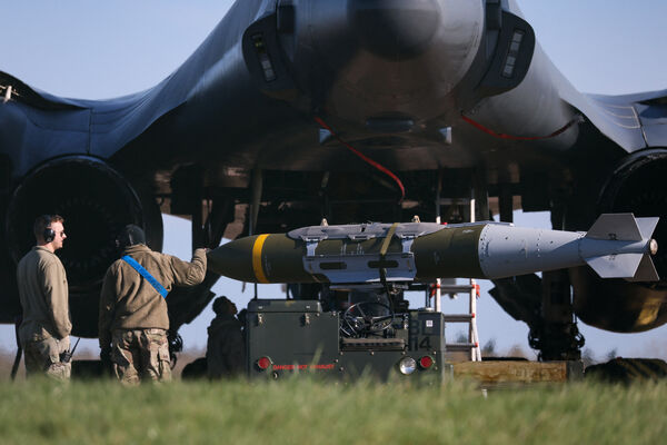 ▲▼ 在英國費爾福德皇家空軍基地（RAF Fairford），有地面人員正在替B-1轟炸機進行作業，裝填彈藥。B-1轟炸機隨後起飛。（圖／路透）