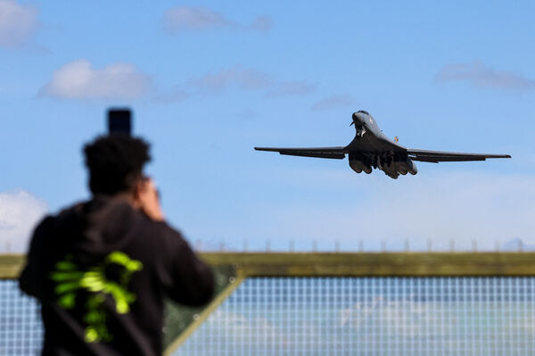 ▲▼ 在英國費爾福德皇家空軍基地（RAF Fairford），有地面人員正在替B-1轟炸機進行作業，裝填彈藥。B-1轟炸機隨後起飛。（圖／路透）