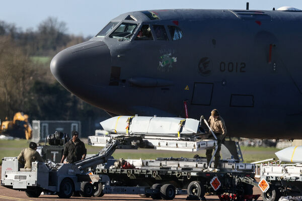 ▲▼ 在英國費爾福德皇家空軍基地，地面人員正在替美軍B-52同溫層堡壘轟炸機裝載巡弋飛彈。（圖／路透）