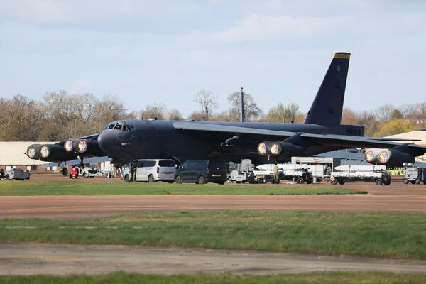 ▲▼ 在英國費爾福德皇家空軍基地，地面人員正在替美軍B-52同溫層堡壘轟炸機裝載巡弋飛彈。（圖／路透）