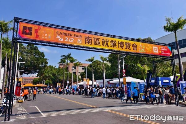 ▲2026南區就業博覽會在成功大學光復校區登場，吸引萬名求職者湧入。（記者林東良翻攝，下同）