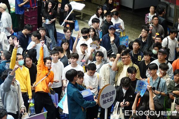 ▲2026南區就業博覽會在成功大學光復校區登場，吸引萬名求職者湧入。（記者林東良翻攝，下同）