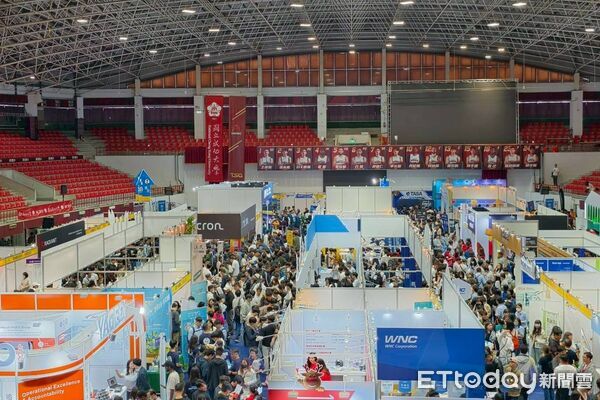 ▲2026南區就業博覽會在成功大學光復校區登場，吸引萬名求職者湧入。（記者林東良翻攝，下同）