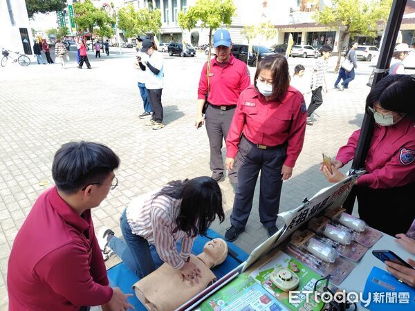 ▲校際盃反毒反霸凌街舞大賽在新營文化中心登場，學生熱舞展現青春活力。（記者林東良翻攝，下同）