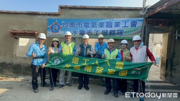 ▲台南市勞工局結合做工行善團志工前往關廟協助弱勢家庭修繕老宅。（記者林東良翻攝，下同）