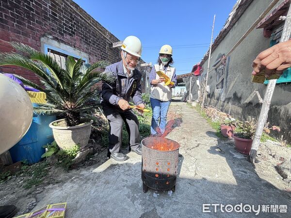 ▲台南市勞工局結合做工行善團志工前往關廟協助弱勢家庭修繕老宅。（記者林東良翻攝，下同）