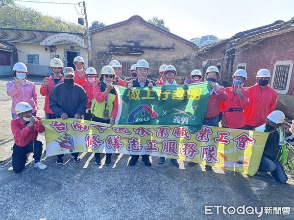 ▲台南市勞工局結合做工行善團志工前往關廟協助弱勢家庭修繕老宅。（記者林東良翻攝，下同）