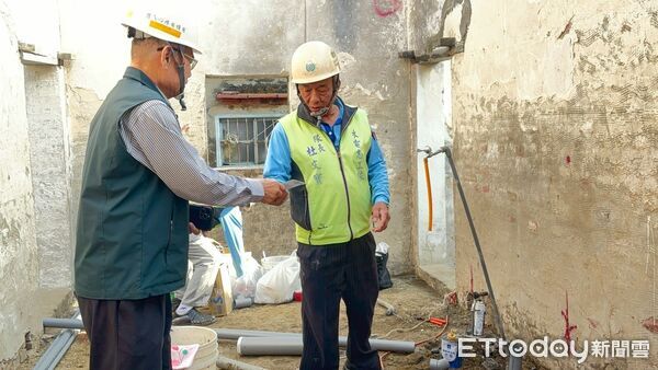 ▲台南市勞工局結合做工行善團志工前往關廟協助弱勢家庭修繕老宅。（記者林東良翻攝，下同）