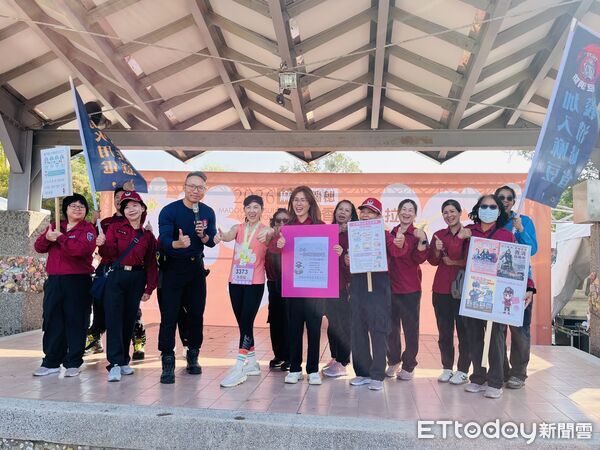 ▲台南麻豆「柚花追香路跑」吸引上千名跑者參與，消防人員也加入宣導行列。（記者林東良翻攝，下同）
