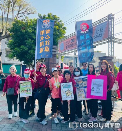 ▲台南麻豆「柚花追香路跑」吸引上千名跑者參與，消防人員也加入宣導行列。（記者林東良翻攝，下同）