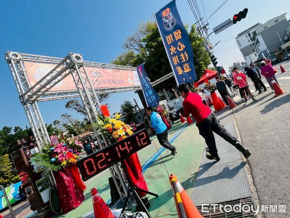 ▲台南麻豆「柚花追香路跑」吸引上千名跑者參與，消防人員也加入宣導行列。（記者林東良翻攝，下同）